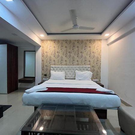 Arsh Executive Inn Dive Екстериор снимка