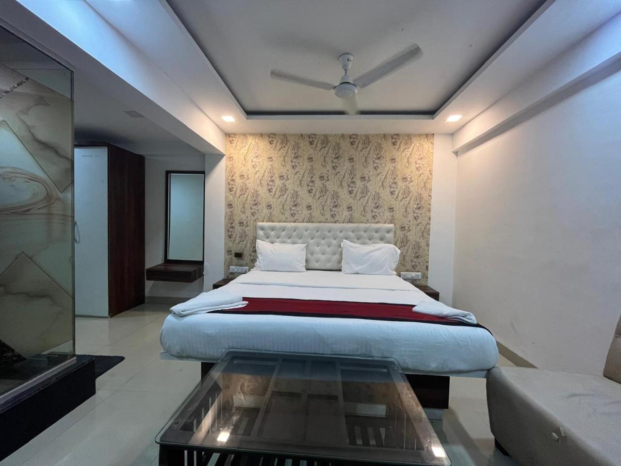 Arsh Executive Inn Dive Екстериор снимка