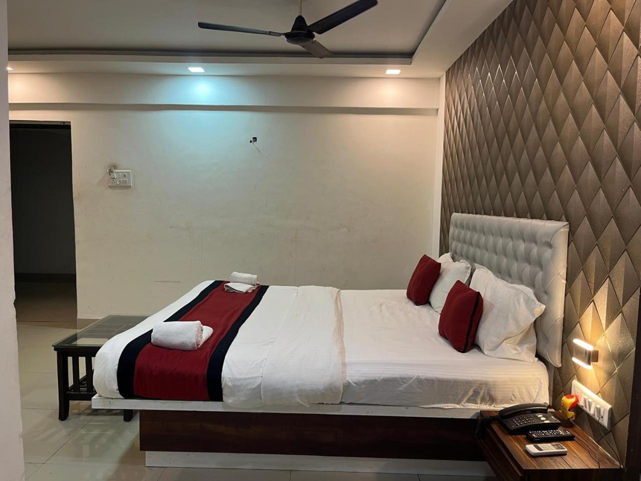 Arsh Executive Inn Dive Екстериор снимка