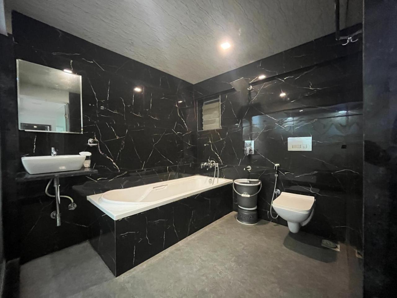 Arsh Executive Inn Dive Екстериор снимка