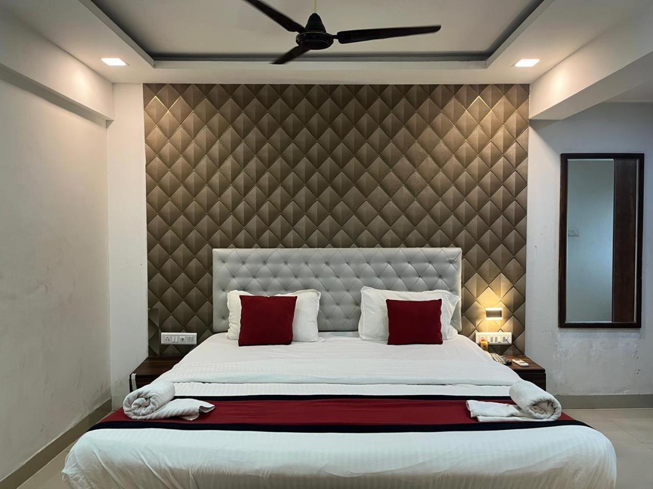 Arsh Executive Inn Dive Екстериор снимка
