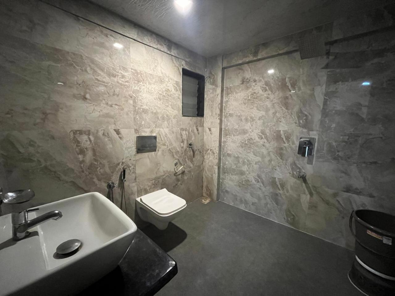 Arsh Executive Inn Dive Екстериор снимка