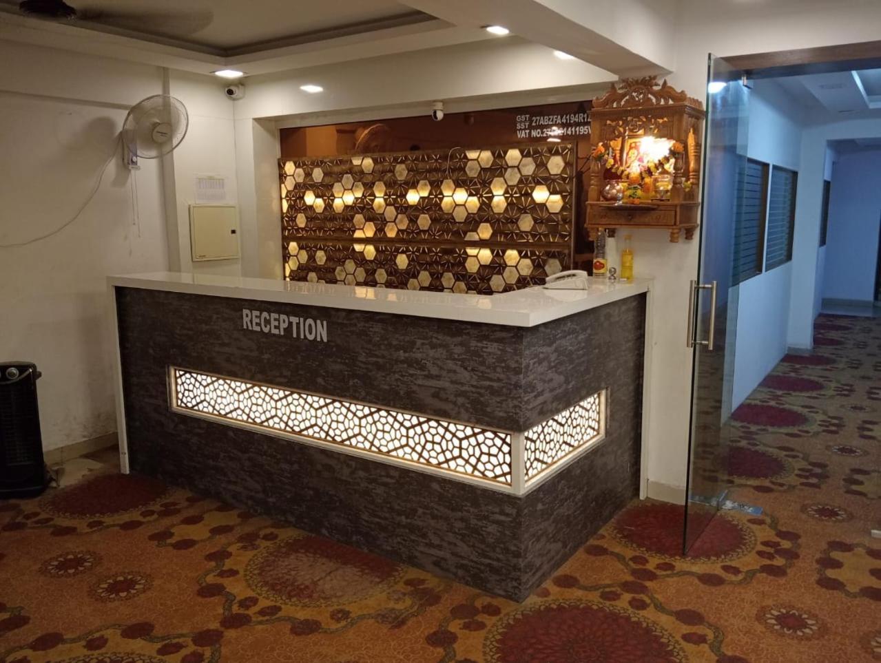Arsh Executive Inn Dive Екстериор снимка